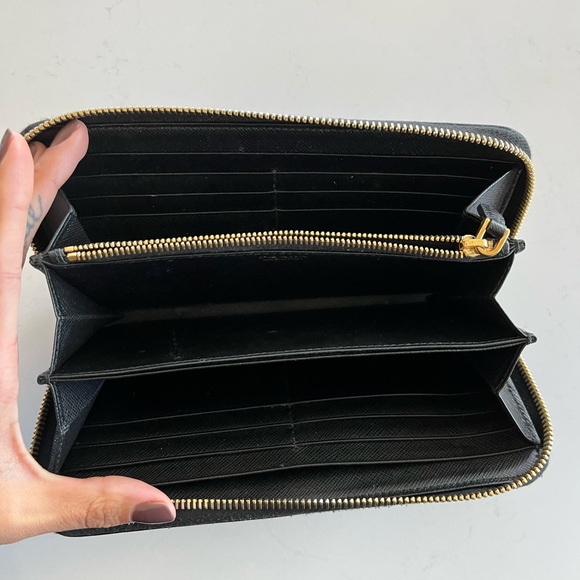 Prada, large wallet - Picture 7 of 8